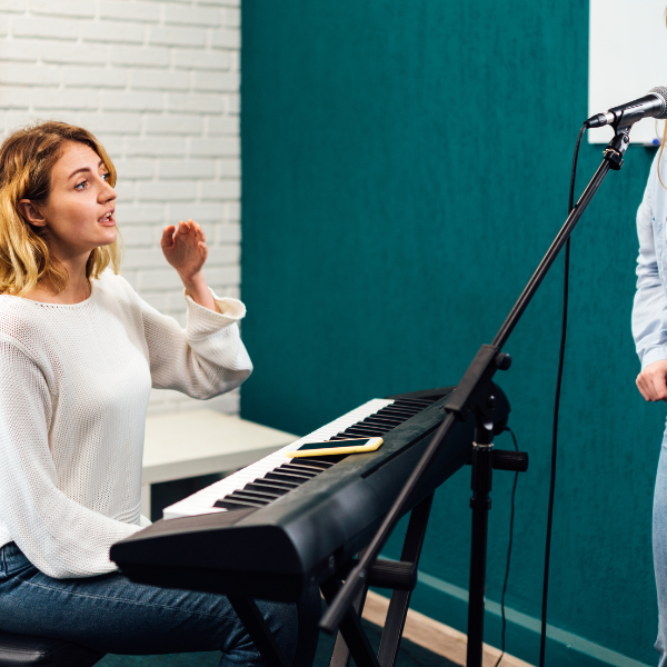 How Best Online Singing Lessons Improve Vocal Range & Pitch
